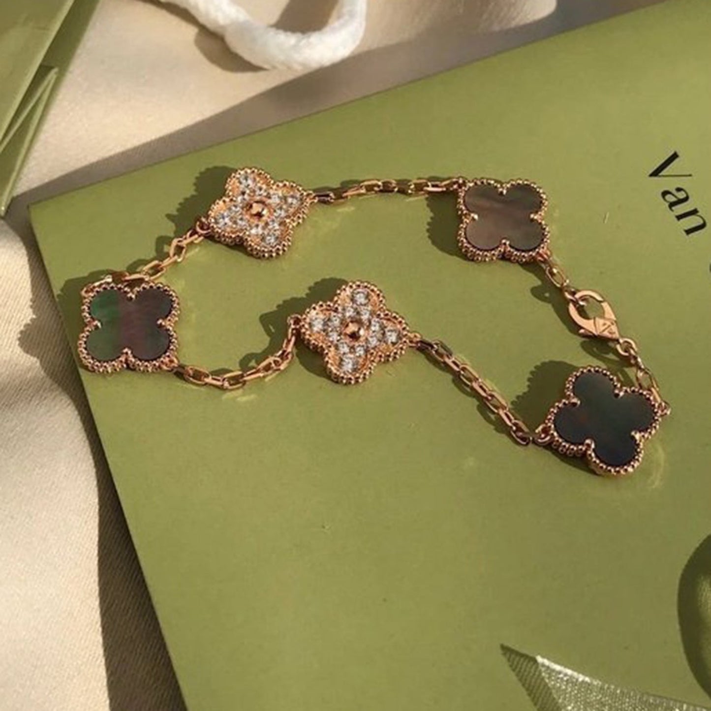 [Elite] CLOVER 5 MOTIF GRAY MOP BRACELET COLLECTION