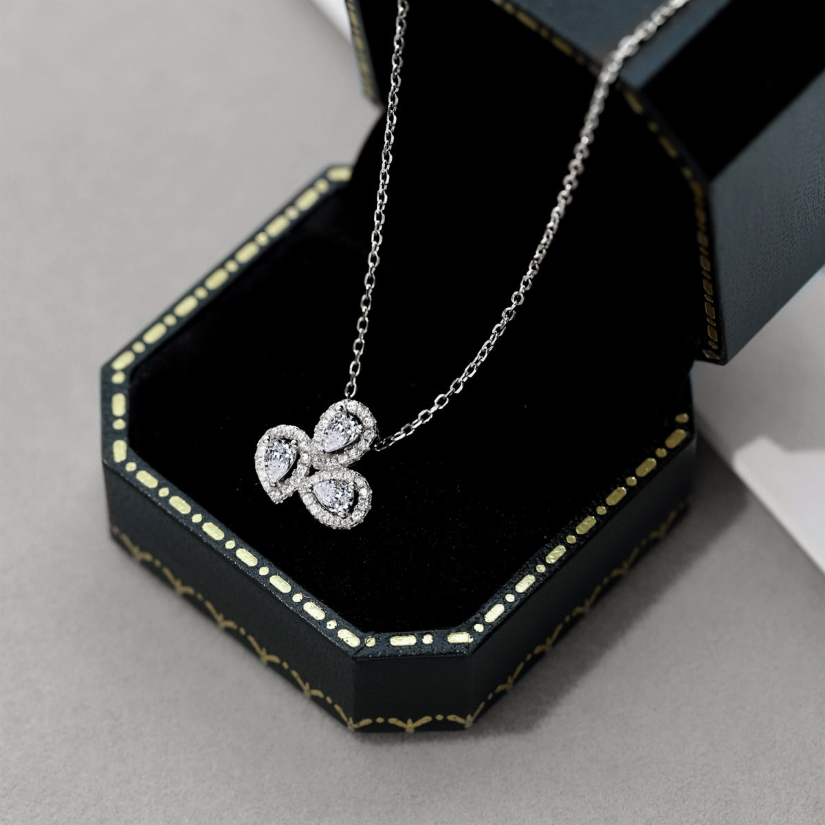 [Elite]Elegant Flower Shape Pear Cut Necklace