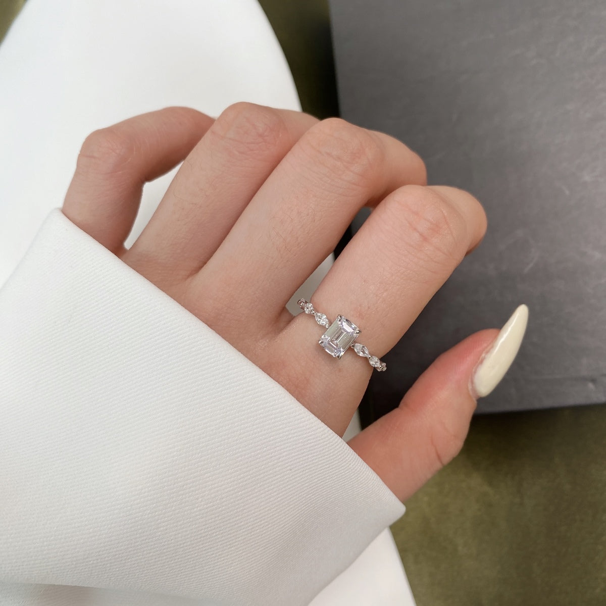 [Elite]1.0 Carat Dainty Resplendent Radiant Cut Daily Ring