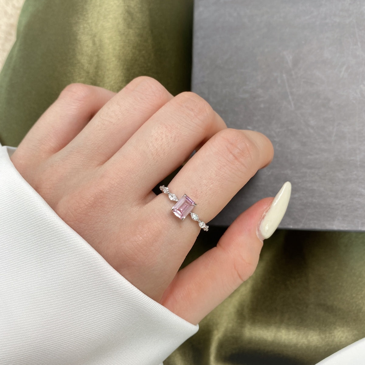 [Elite]1.0 Carat Dainty Resplendent Radiant Cut Daily Ring
