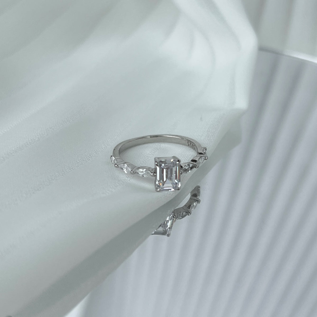 [Elite]1.0 Carat Dainty Resplendent Radiant Cut Daily Ring