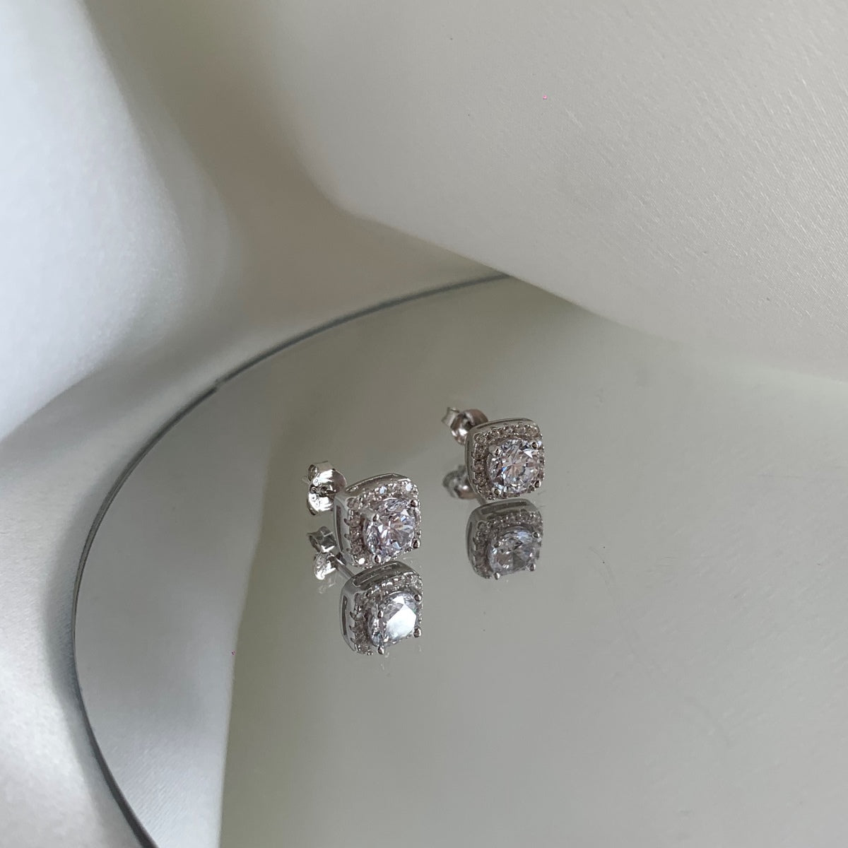 [Elite]Classic Round Center Stone Stud Earrings