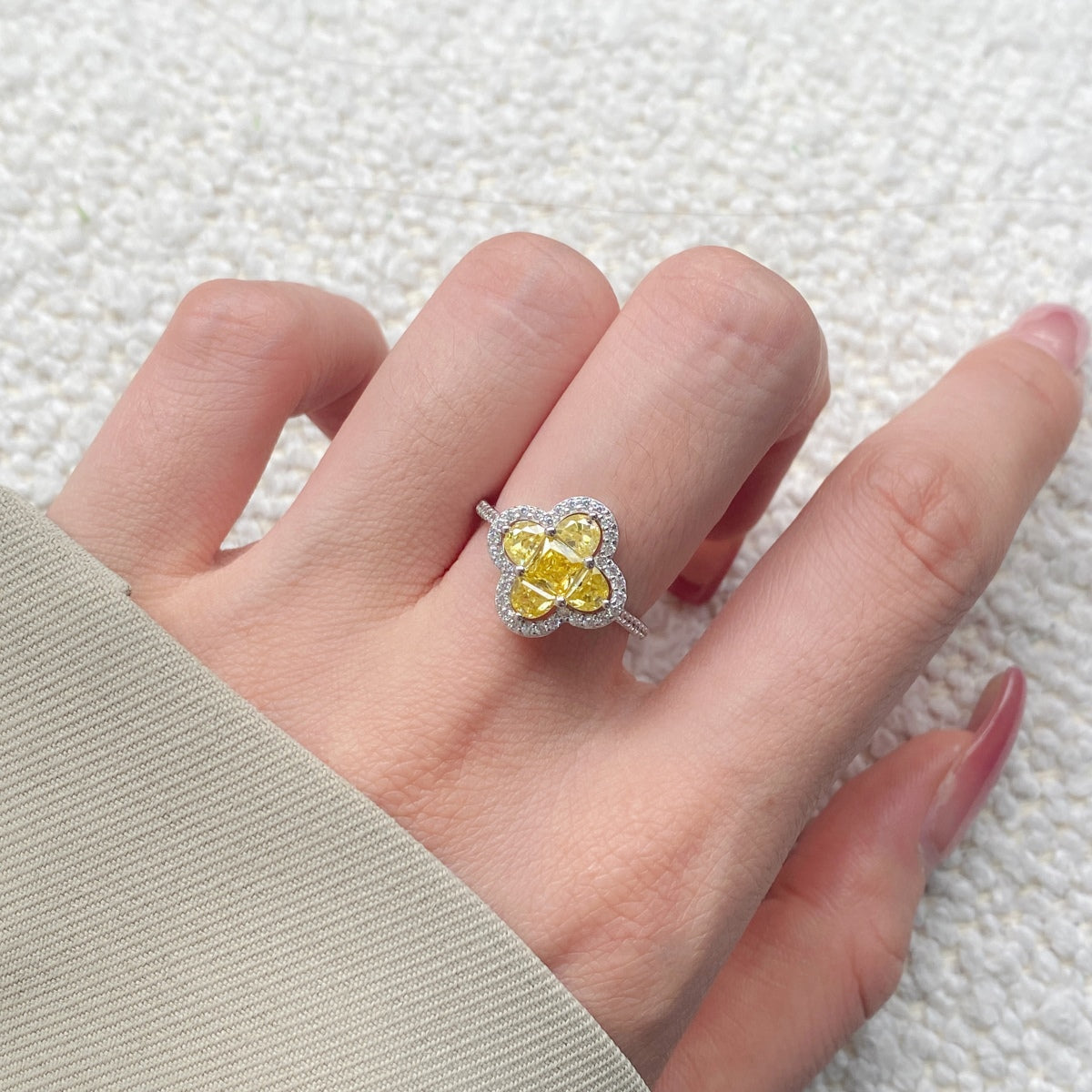 [Elite]Luxurious Eternity Flower Shape Banquet Ring