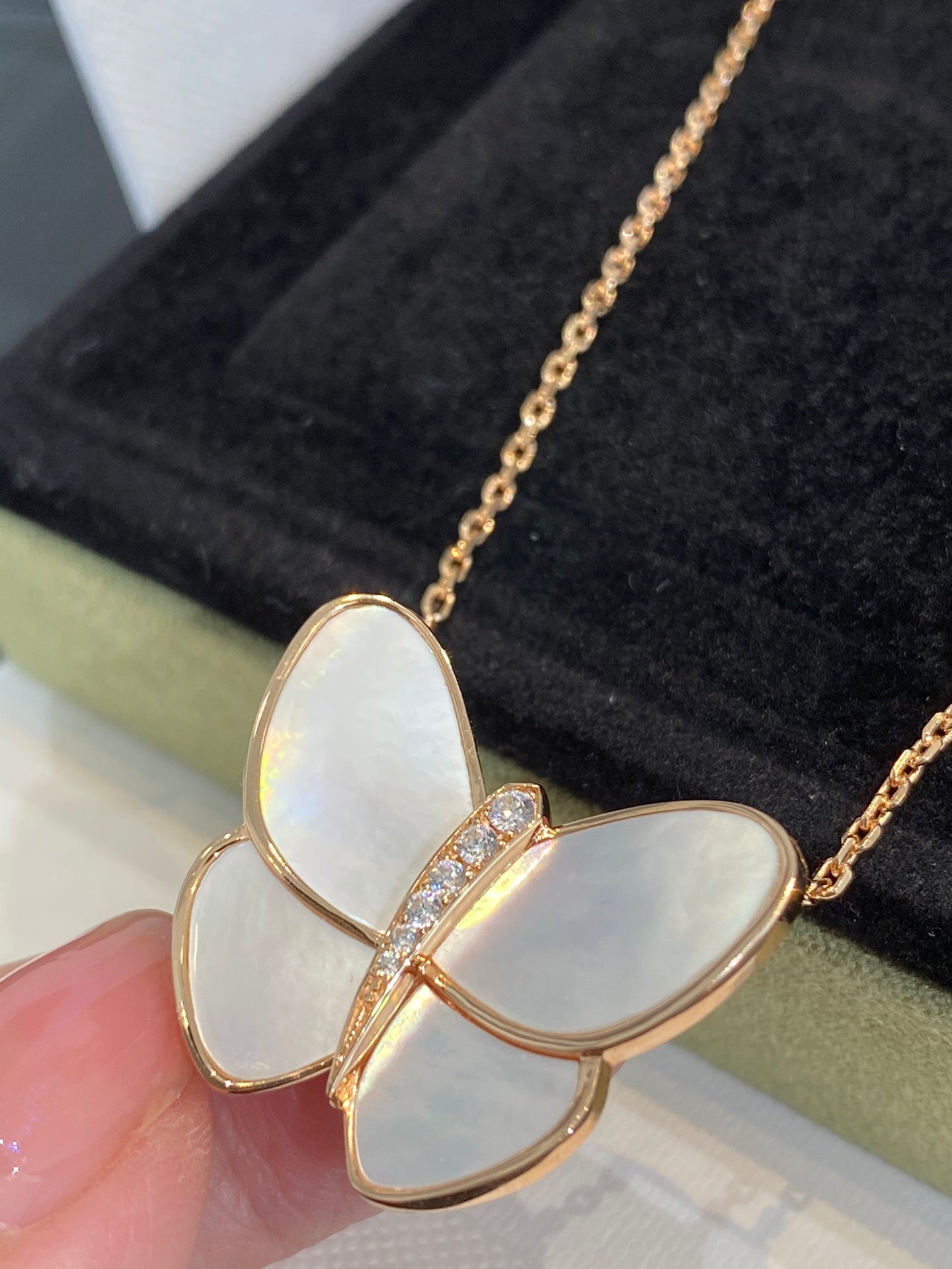 [Elite]BUTTERFLY GOLD MOP DIAMOND NECKLACE