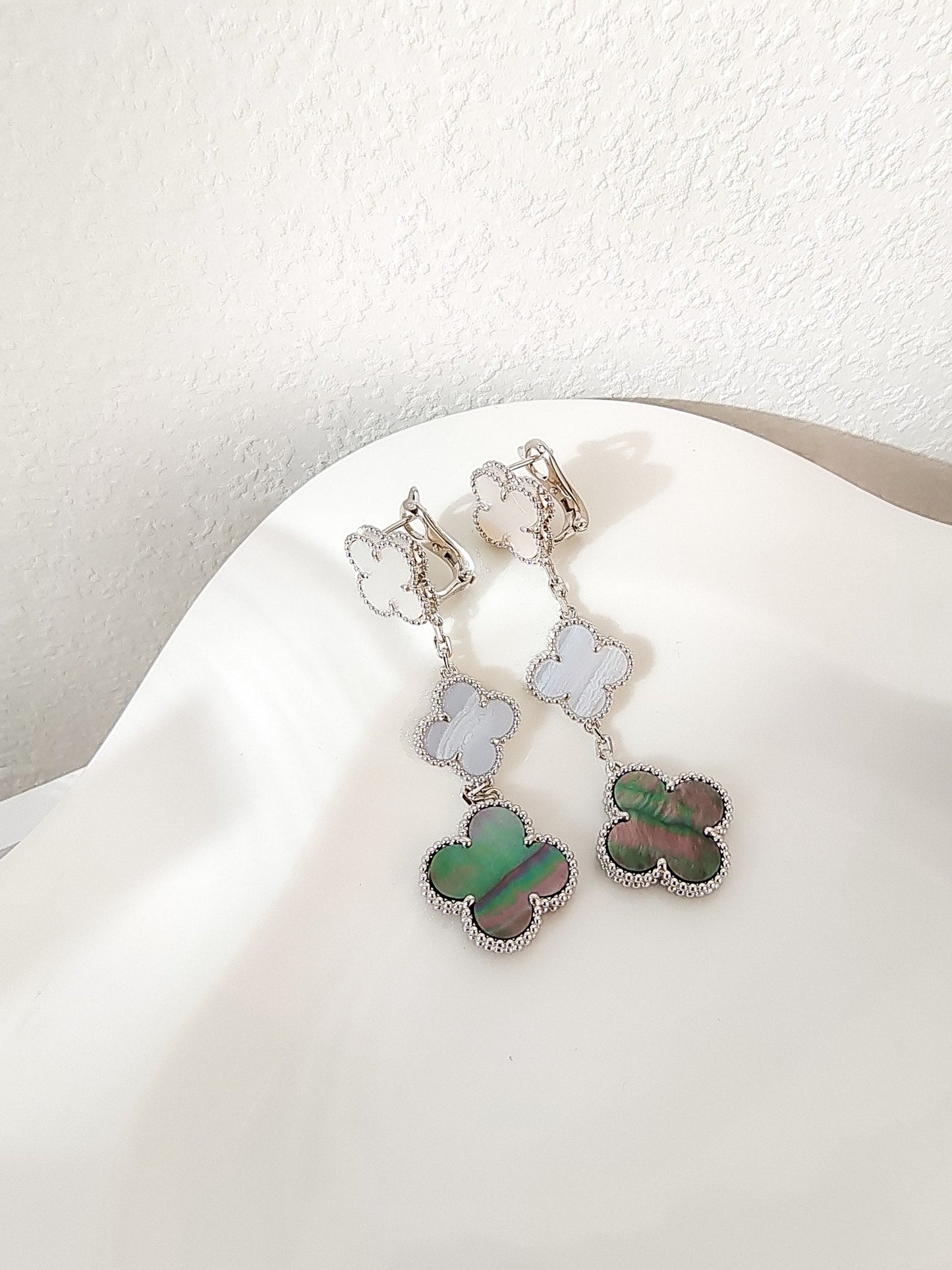 [Elite]CLOVER 3 MOTIFS CHALCEDONY DARK MOP SILVER EARRINGS