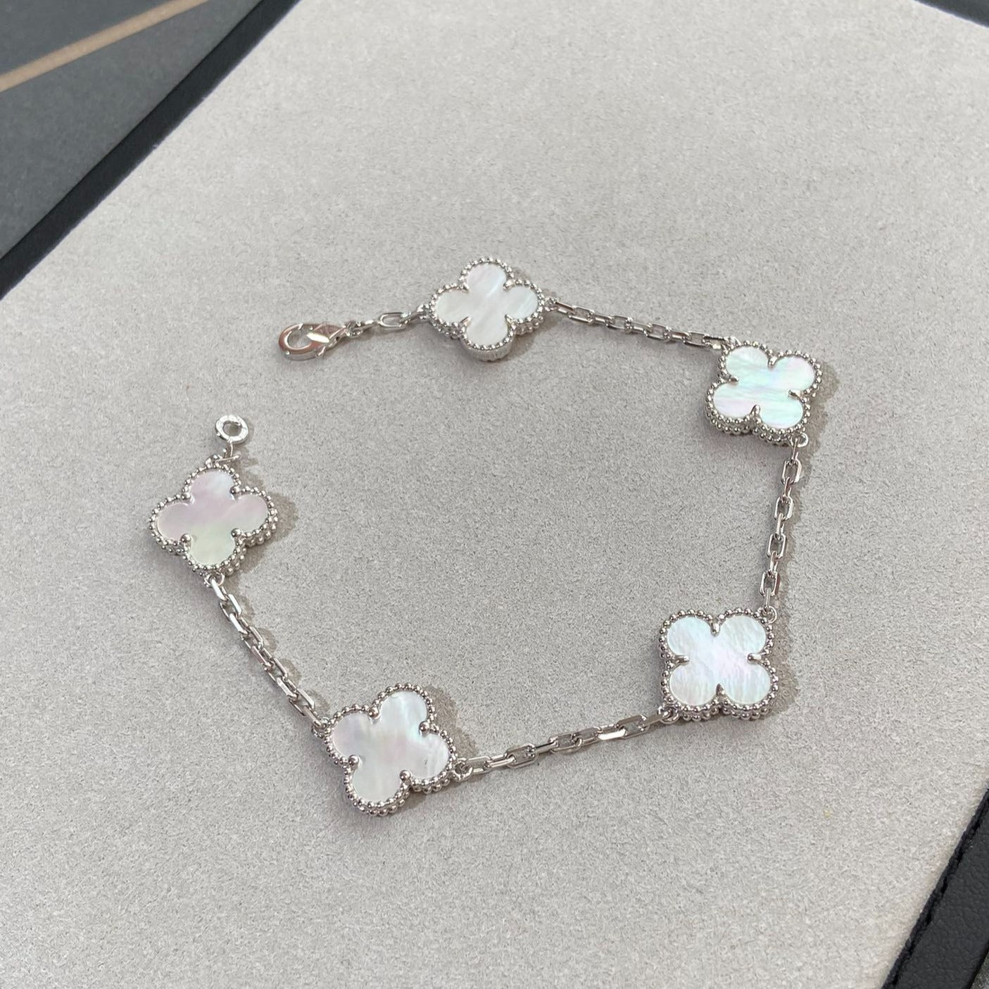 [Elite]CLOVER WHITE PEARL MOP 5 MOTIF BRACELET COLLECTION