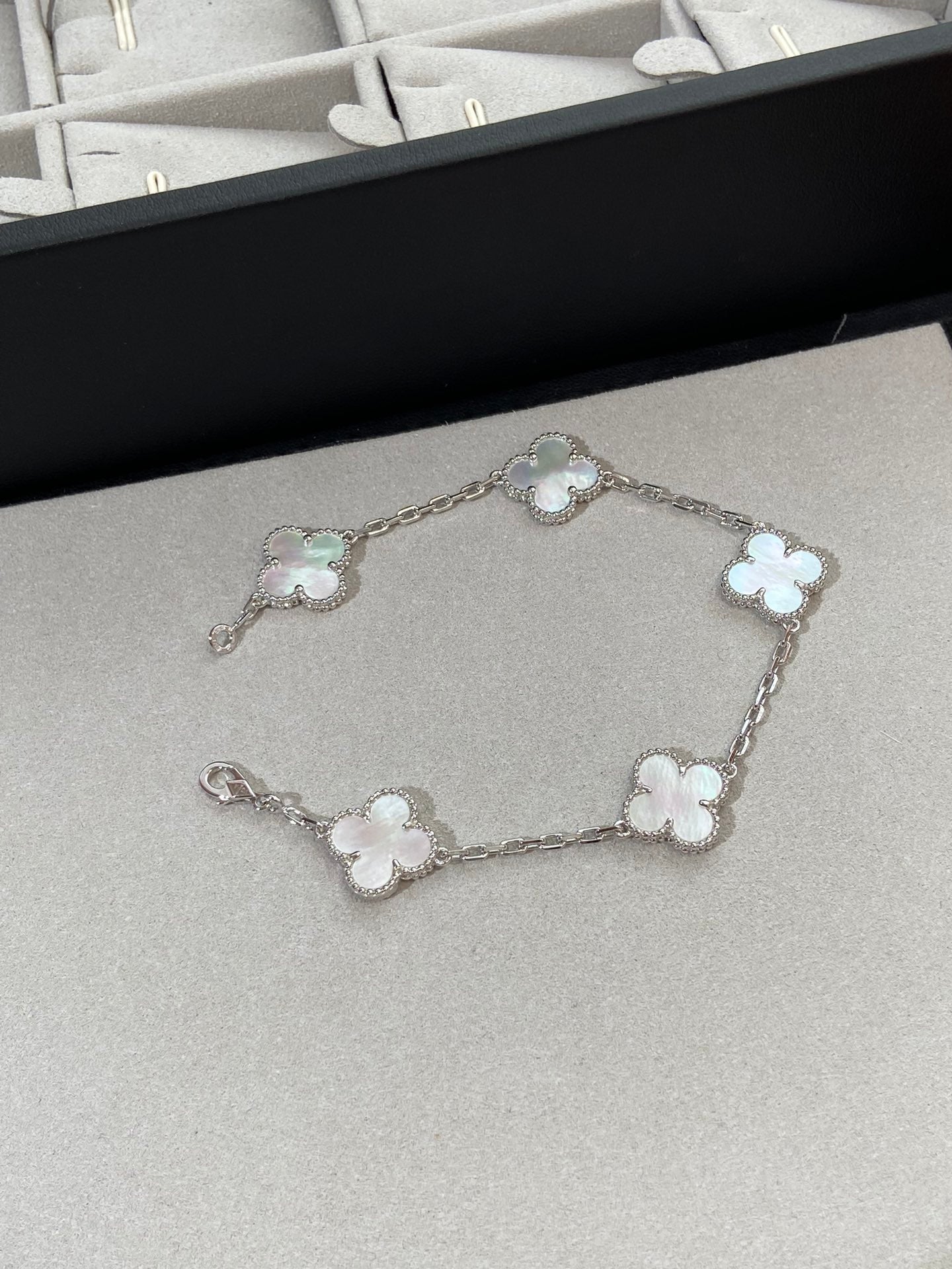 [Elite]CLOVER WHITE PEARL MOP 5 MOTIF BRACELET COLLECTION
