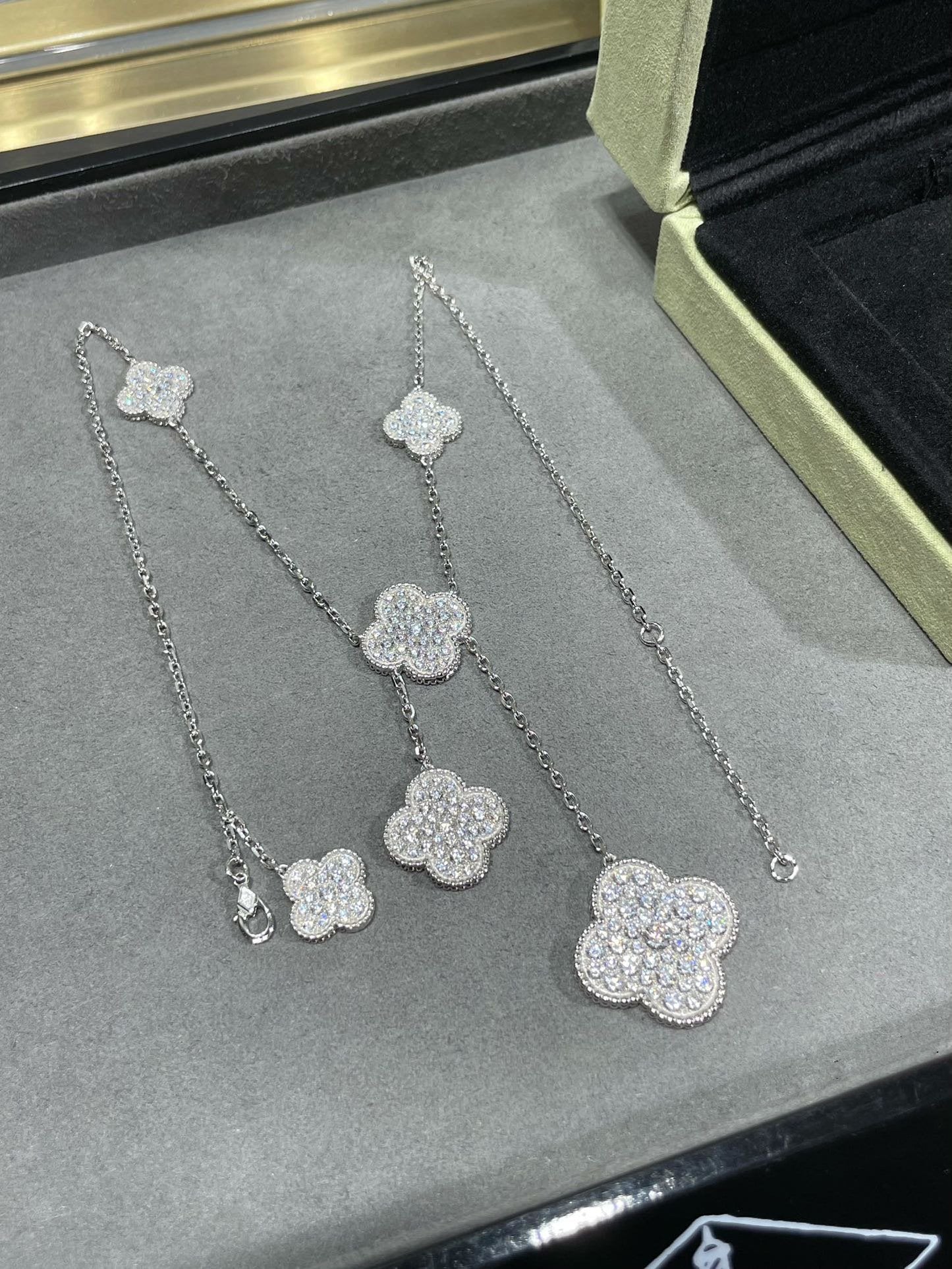 [Elite]CLOVER 6 MOTIF DIAMOND PAVED NECKLACE