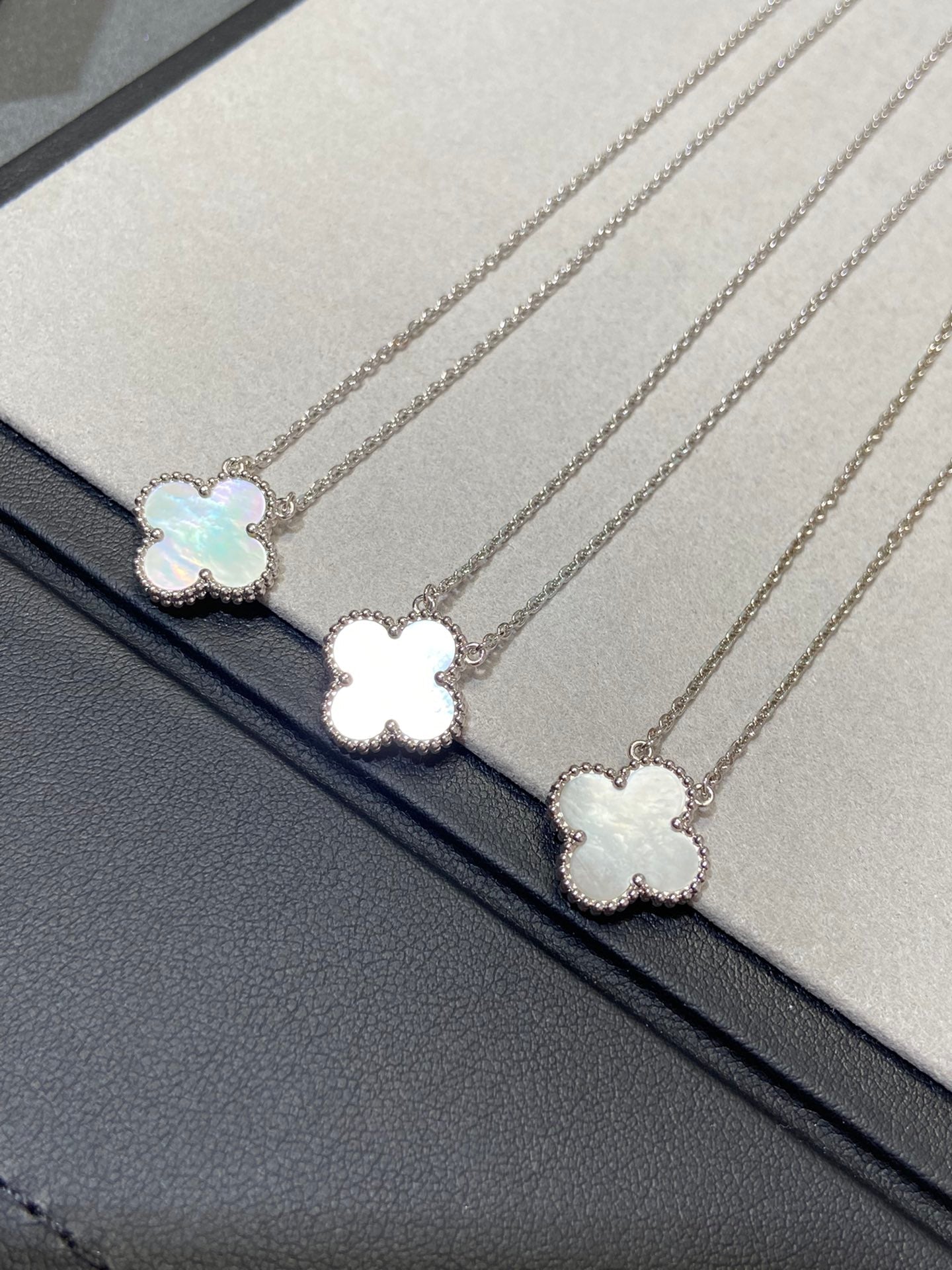 [Elite]CLOVER MEDIUM SILVER WHITE MOP NECKLACE