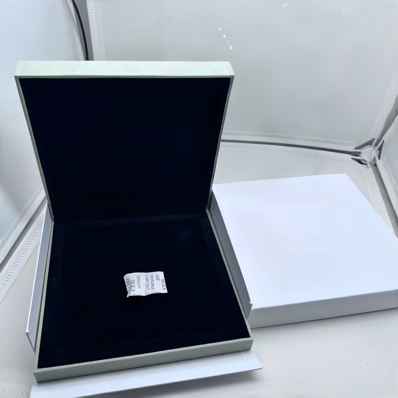 [LUXE] VA CLOVER BOX GIFT BAG