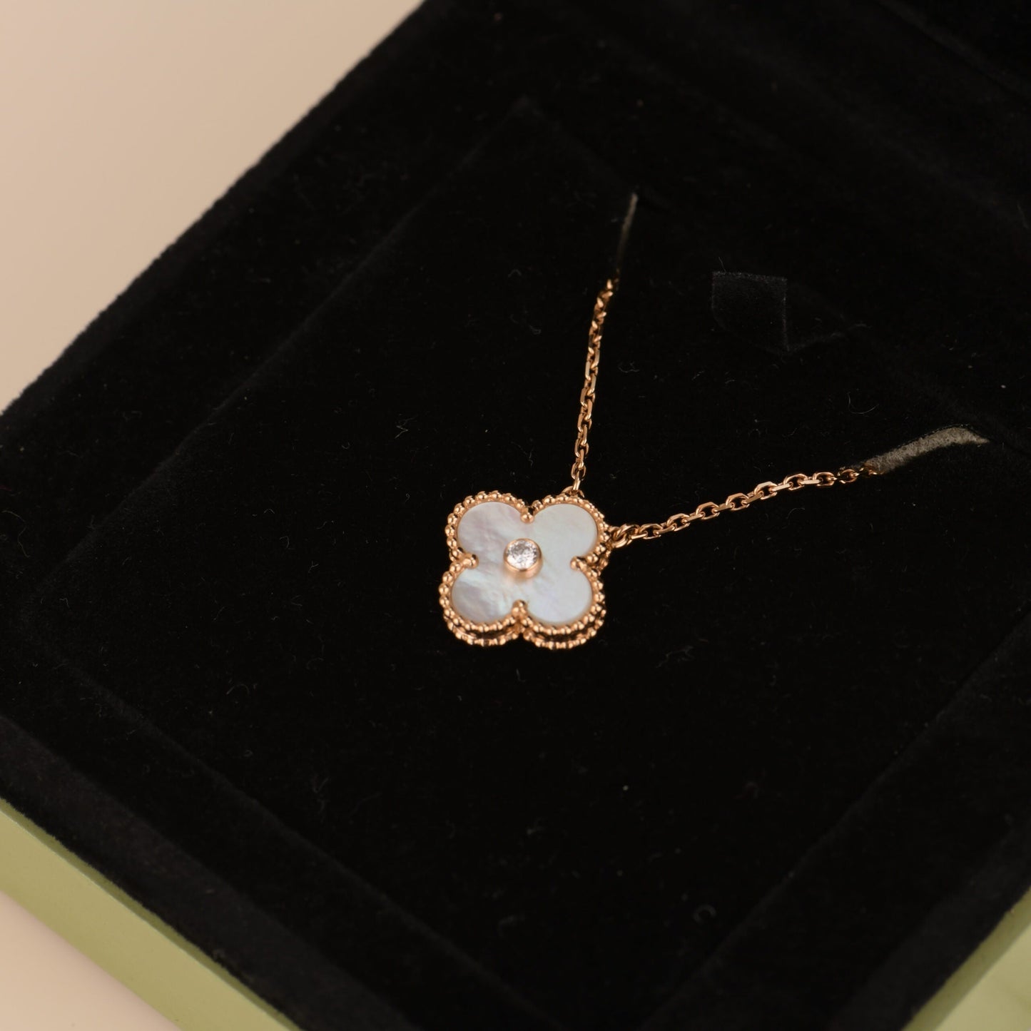 [Elite]CLOVER 15MM DIAMOND WHITE FRITILLARIA NECKLACE