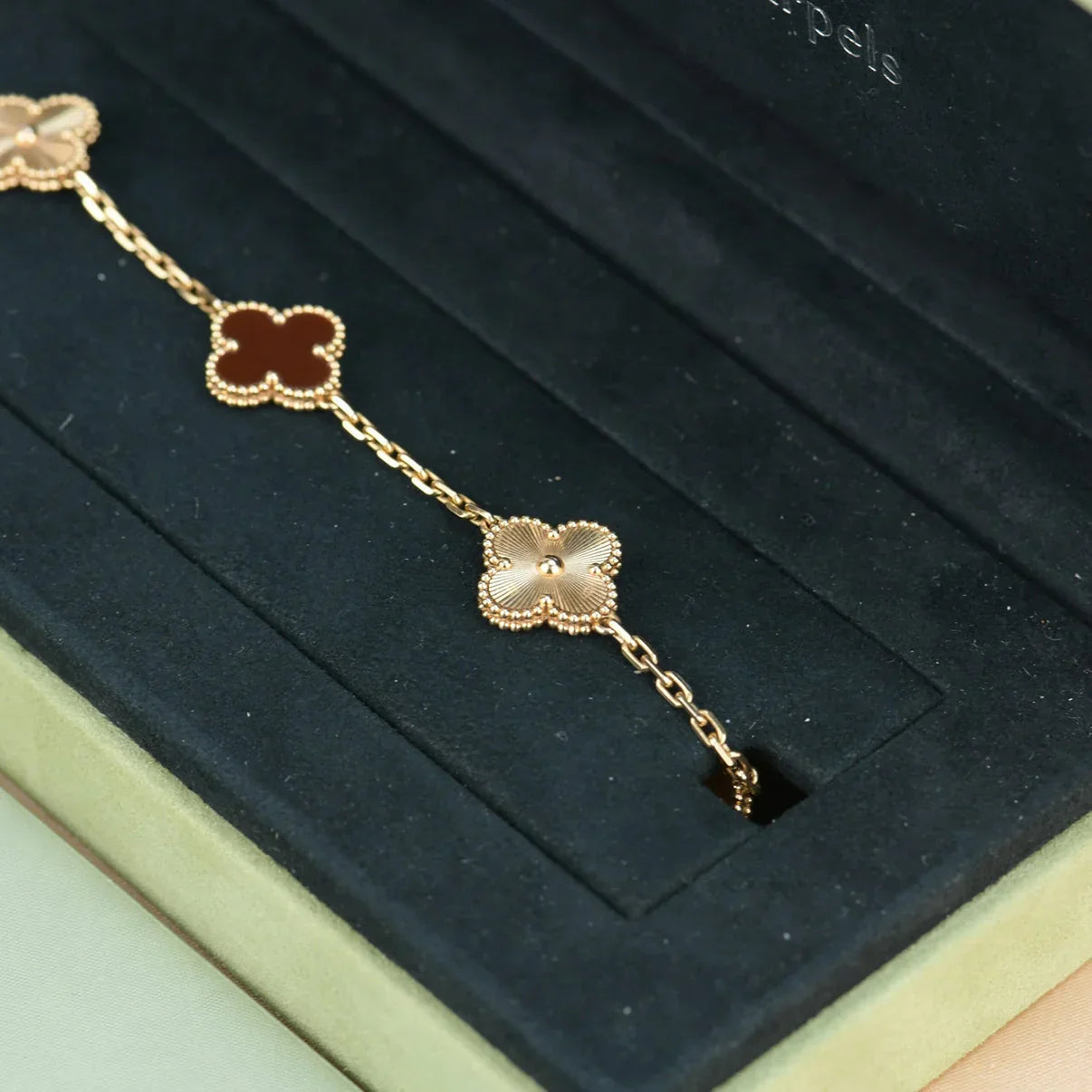 [Elite] CLOVER 5 MOTIF RED CORNELIAN BRACELET COLLECTION