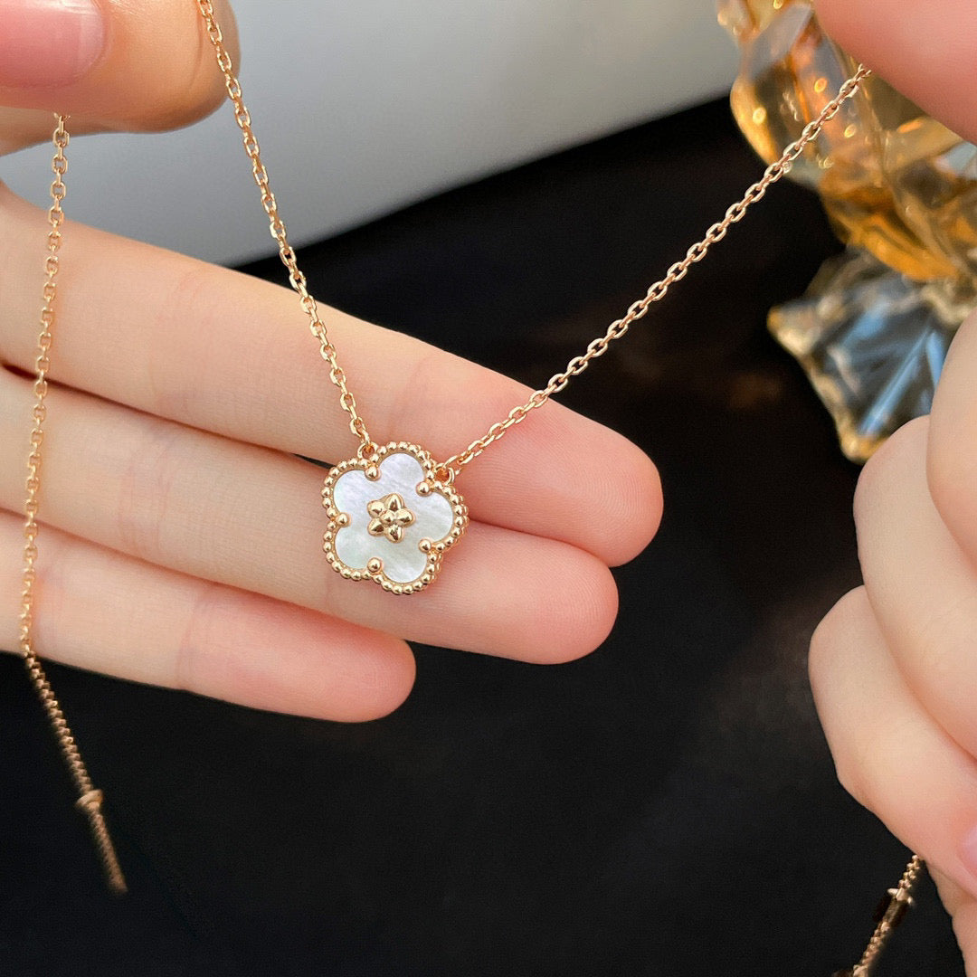 [Elite]LUCKY  WHITE MOP  PLUM BLOSSOM NECKLACE