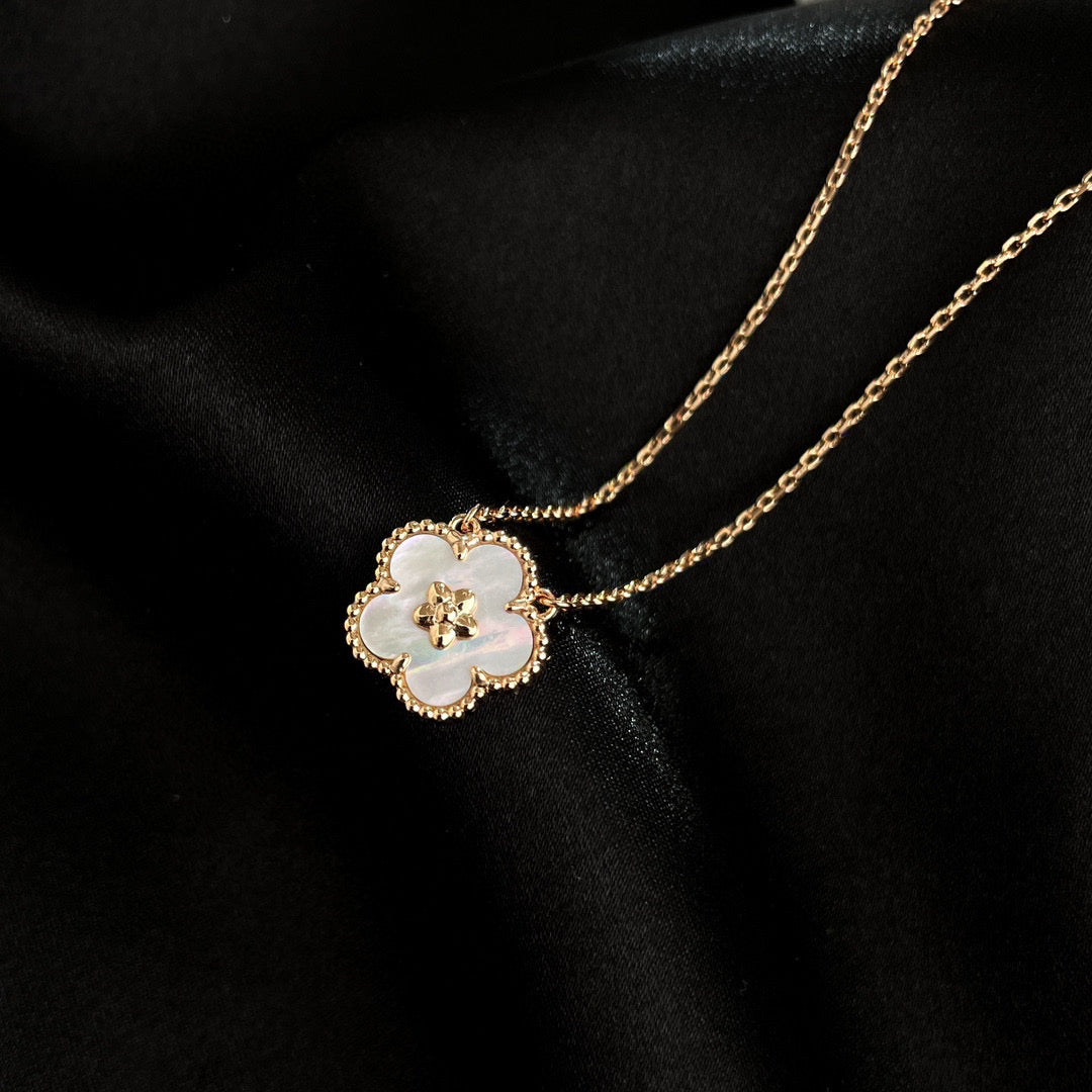 [Elite]LUCKY  WHITE MOP  PLUM BLOSSOM NECKLACE