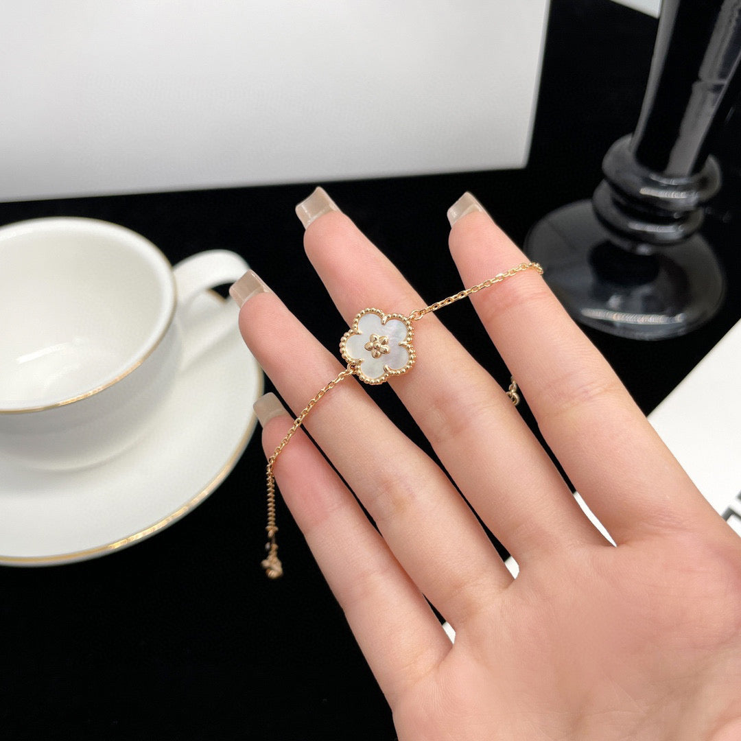 [Elite]LUCKY WHITE MOP PLUM BLOSSOM  BRACELET