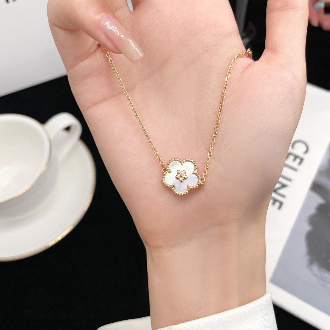 [Elite]LUCKY  WHITE MOP  PLUM BLOSSOM NECKLACE