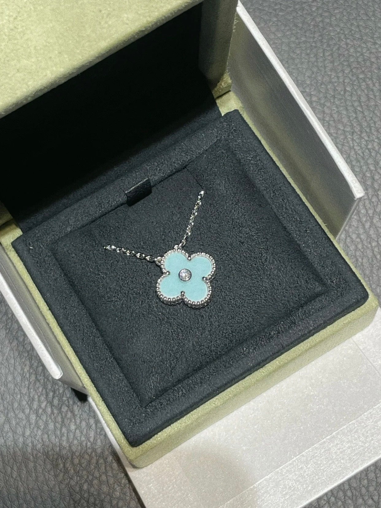 [Elite]CLOVER 1 DIAMOND LIGHT BLUE SILVER NECKLACE