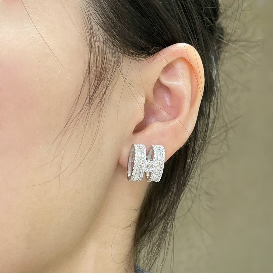 [Elite]H STUD EARRINGS WITH SILVER DIAMONDS