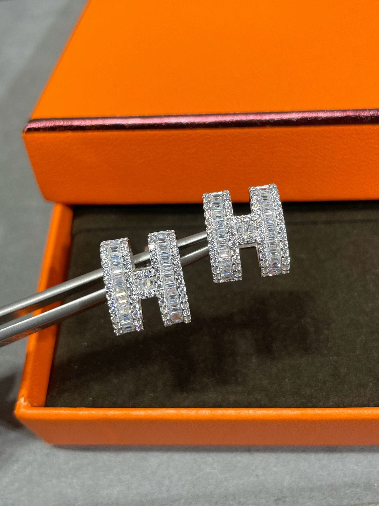 [Elite]H STUD EARRINGS WITH SILVER DIAMONDS