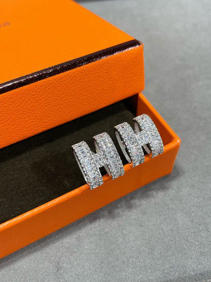 [Elite]H STUD EARRINGS WITH SILVER DIAMONDS