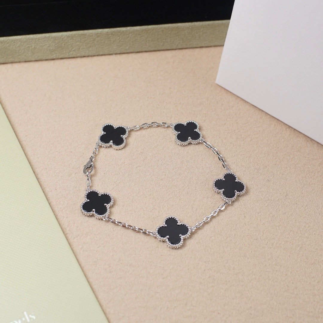 [Elite] CLOVER 5 MOTIF ONYXS BRACELET COLLECTION