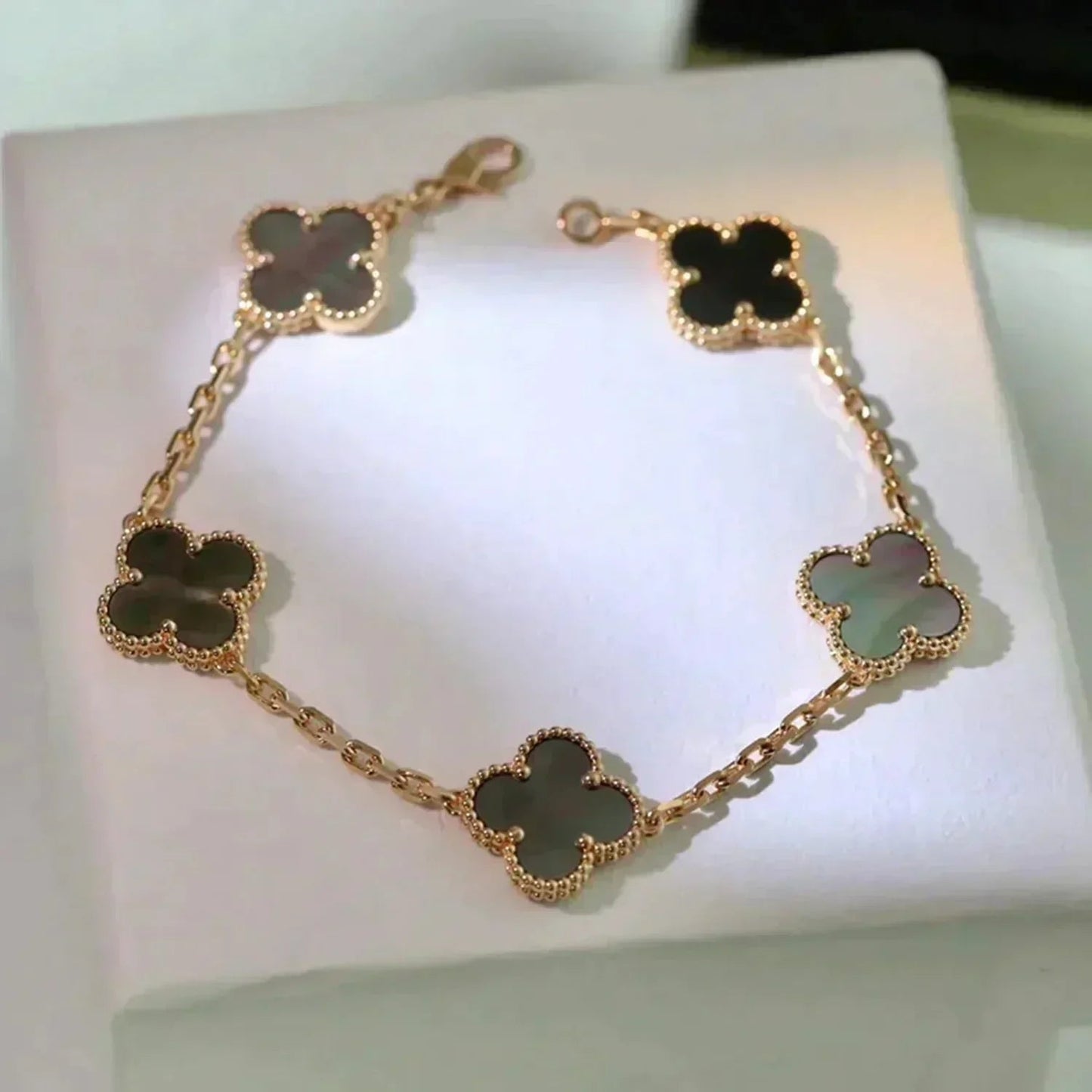 [Elite] CLOVER 5 MOTIF GRAY MOP BRACELET COLLECTION