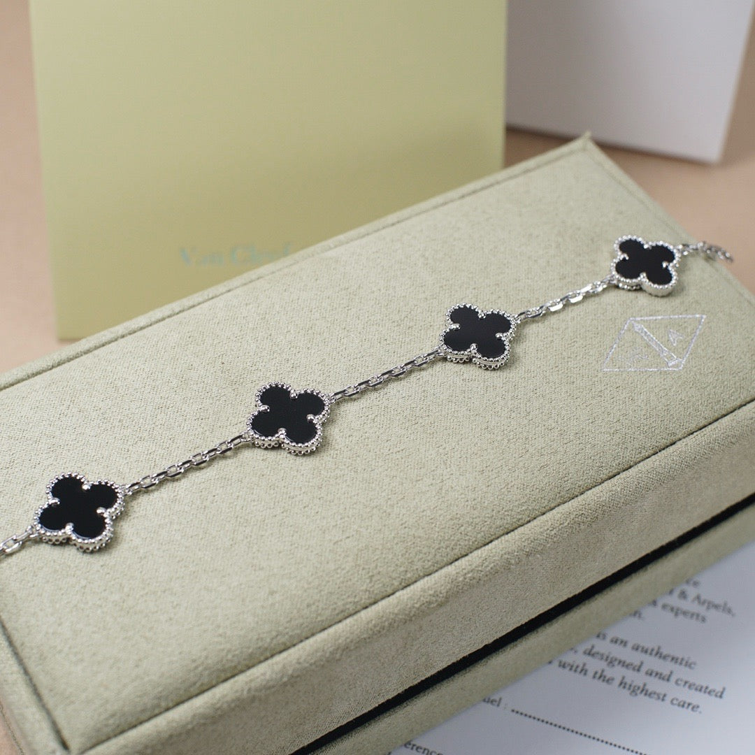 [Elite] CLOVER 5 MOTIF ONYXS BRACELET COLLECTION