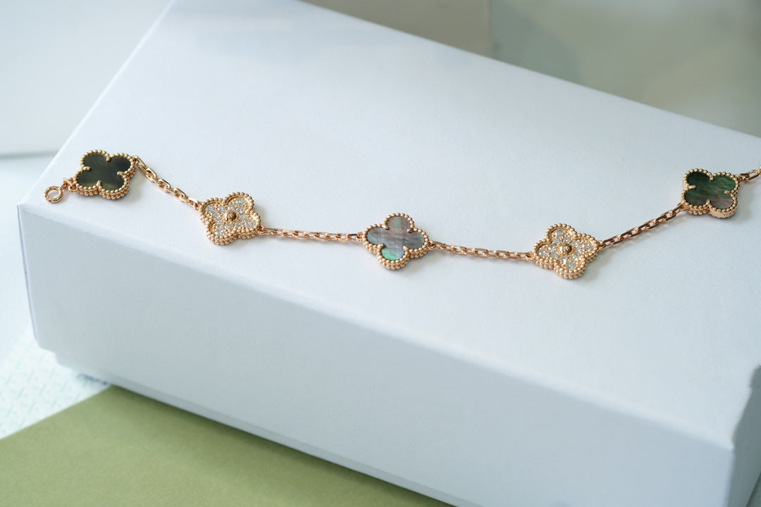 [Elite] CLOVER 5 MOTIF GRAY MOP BRACELET COLLECTION