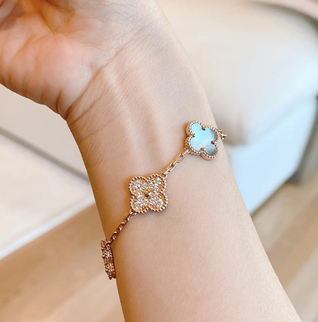 [Elite] CLOVER 5 MOTIF GRAY MOP BRACELET COLLECTION