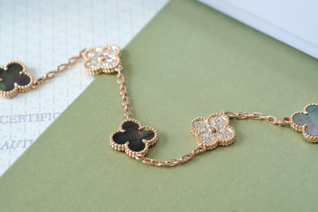 [Elite] CLOVER 5 MOTIF GRAY MOP BRACELET COLLECTION