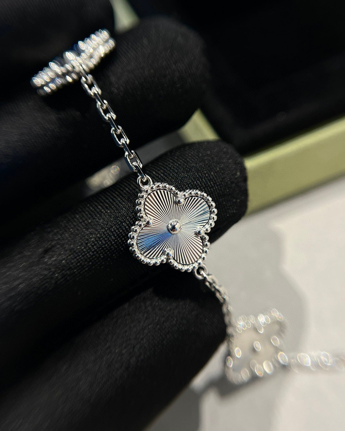 [Elite] CLOVER 5 MOTIF LASER BRACELET COLLECTION