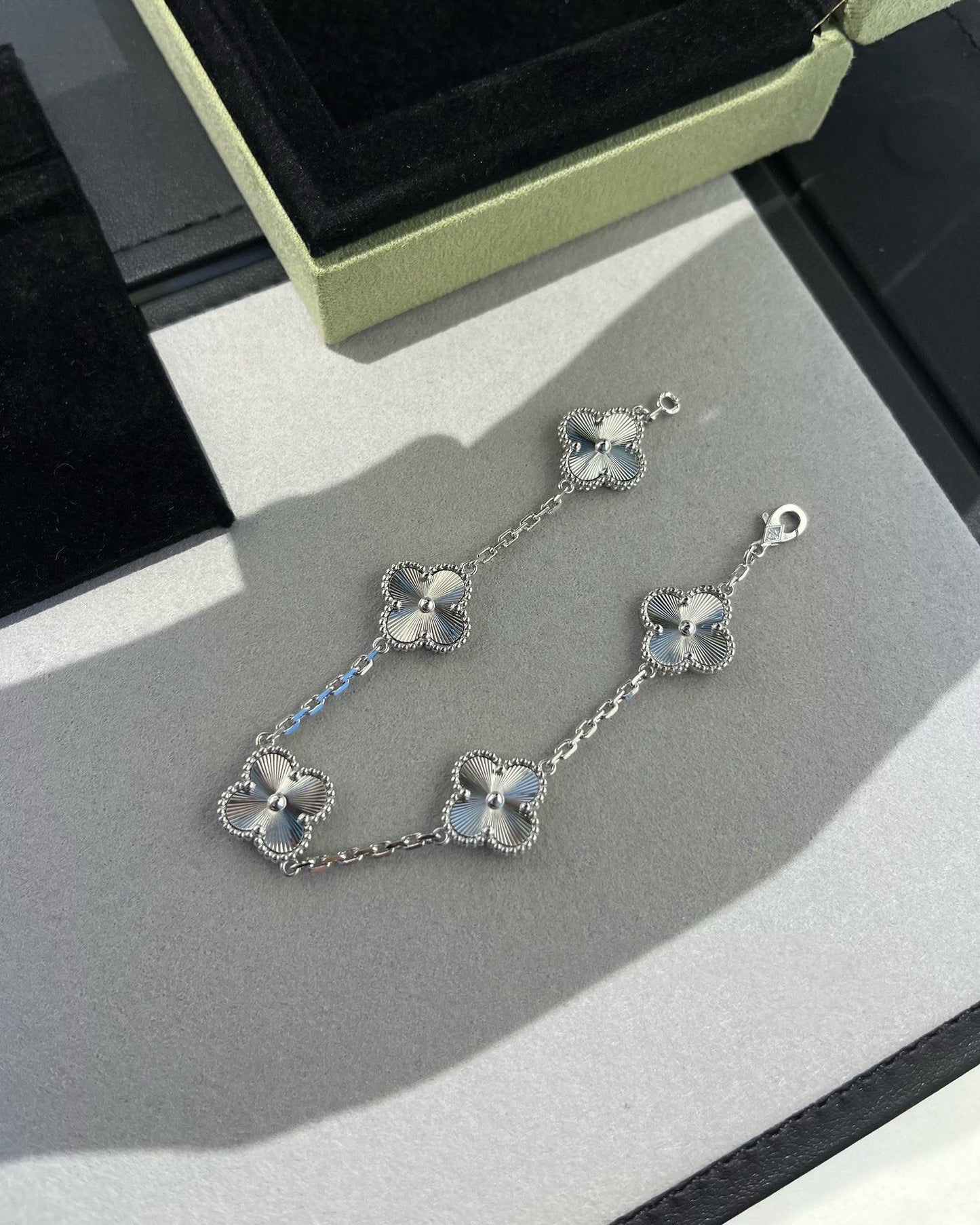 [Elite] CLOVER 5 MOTIF LASER BRACELET COLLECTION